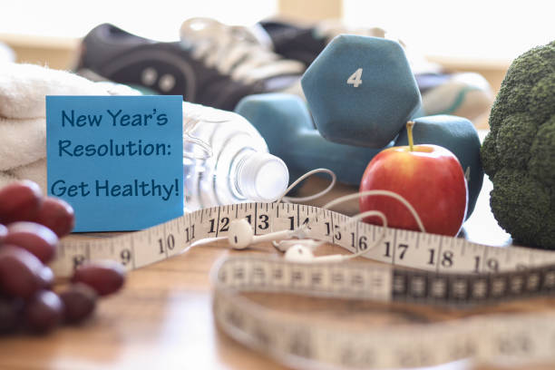 a table illustrating the idea of healthy habits for the new year, with healthy food, water, and other parts of a healthy lifestyle