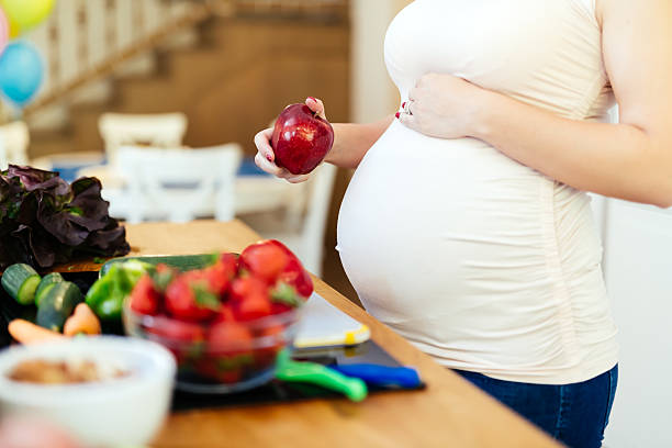 A regnant woman healthy eating vegetables and fruit to avoid gestational diabetes